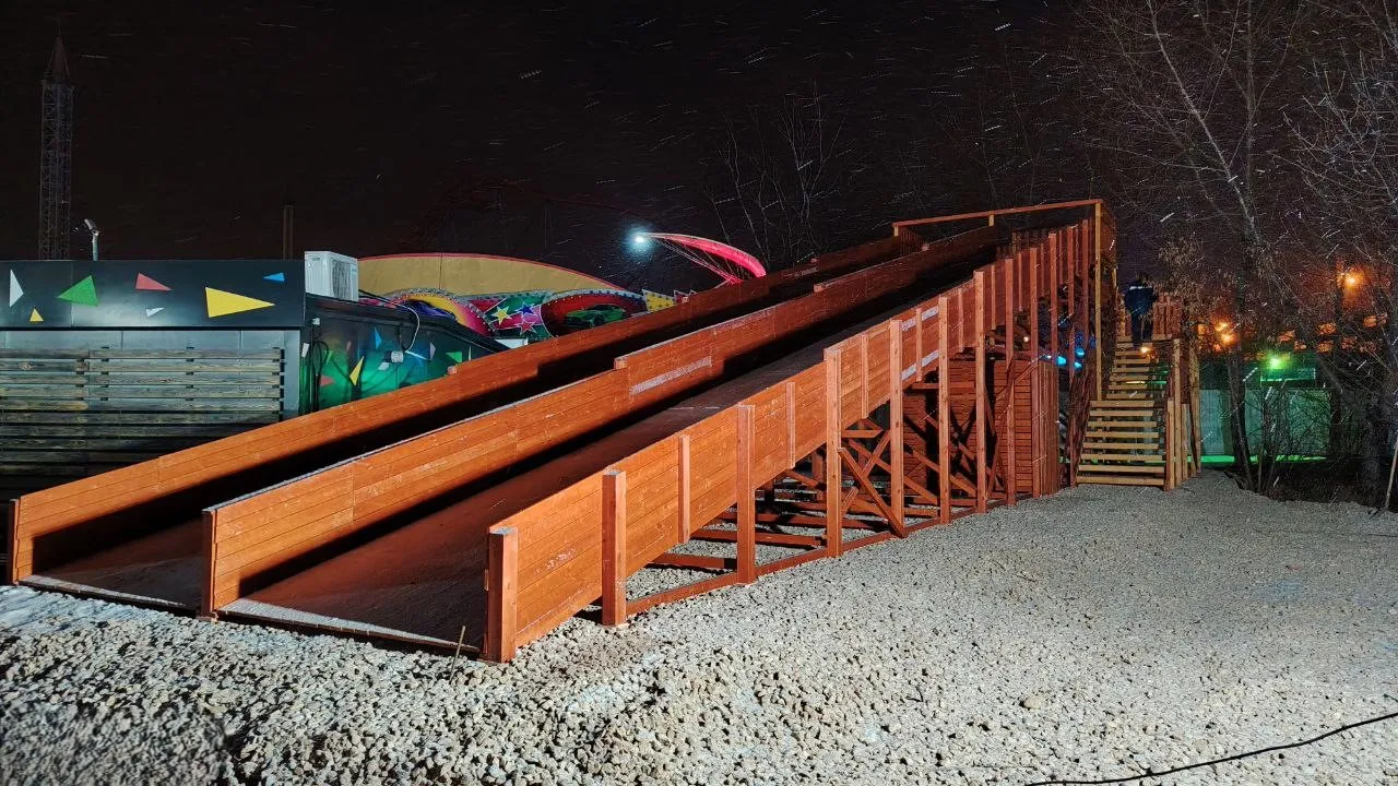 Зимняя горка Савушка Зима 12 с местом для хранения в парке Сказка