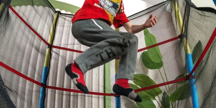 Батут DFC JUMP KIDS 55" (красный с желто-синими стойками)