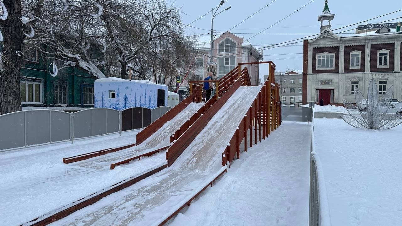 Зимняя горка Савушка Зима 7/5 в Барнауле на городской елке